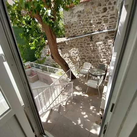 Beautiful Stone In Cool District איזמיר